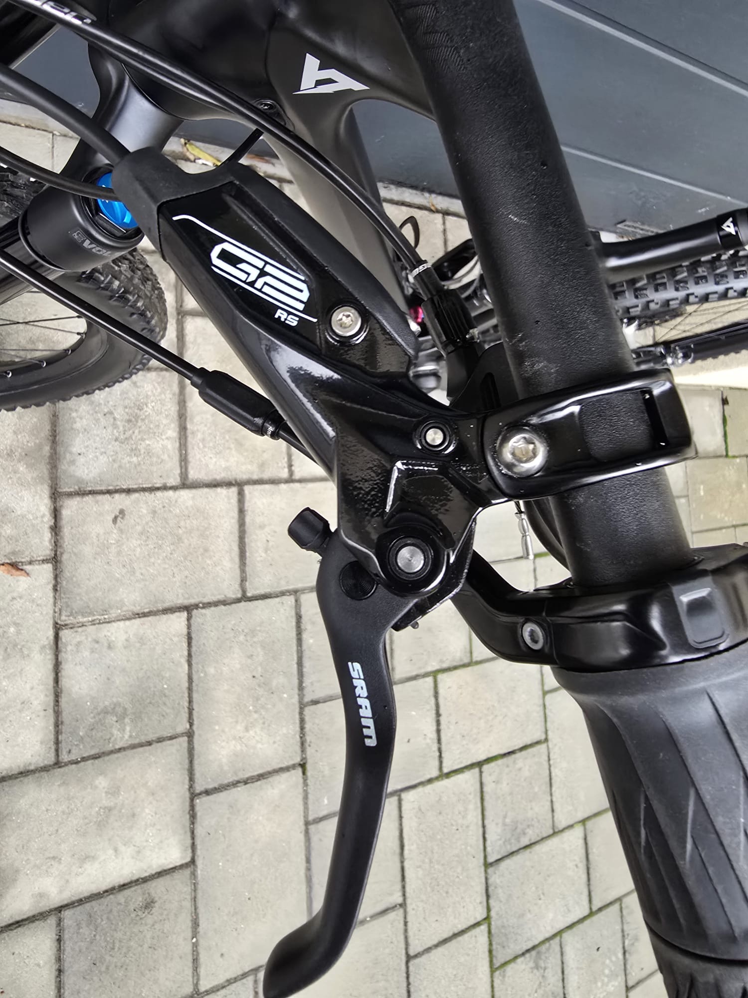 YT Izzo Carbon Mountain Bike - Medium - Image 5