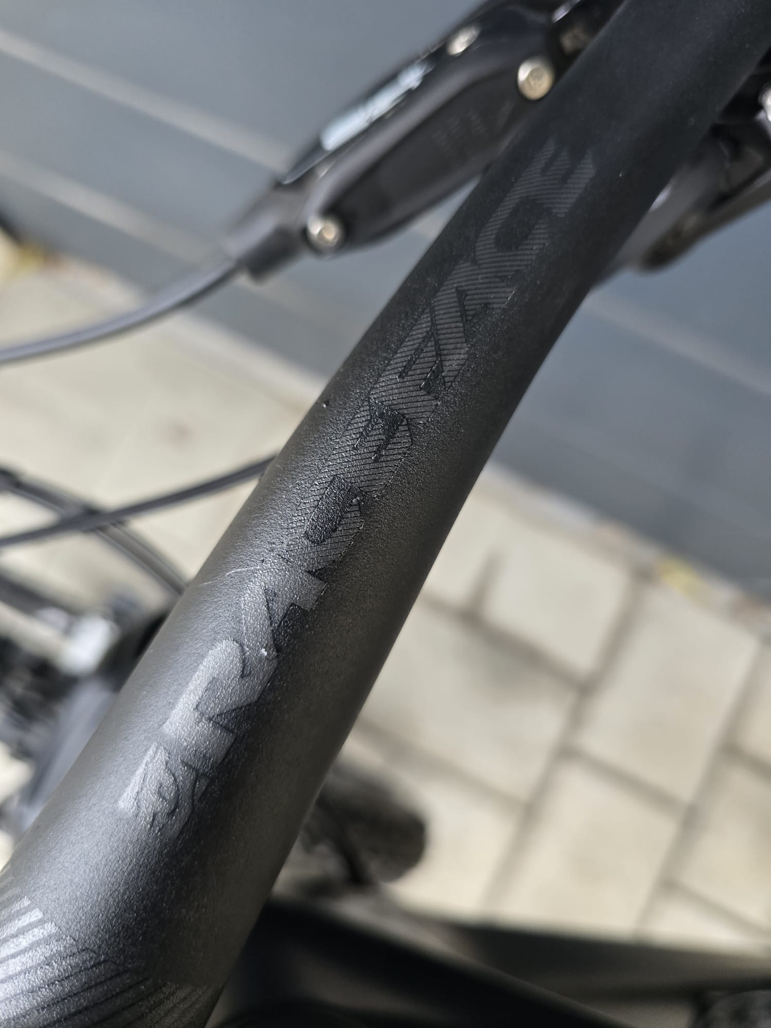 YT Izzo Carbon