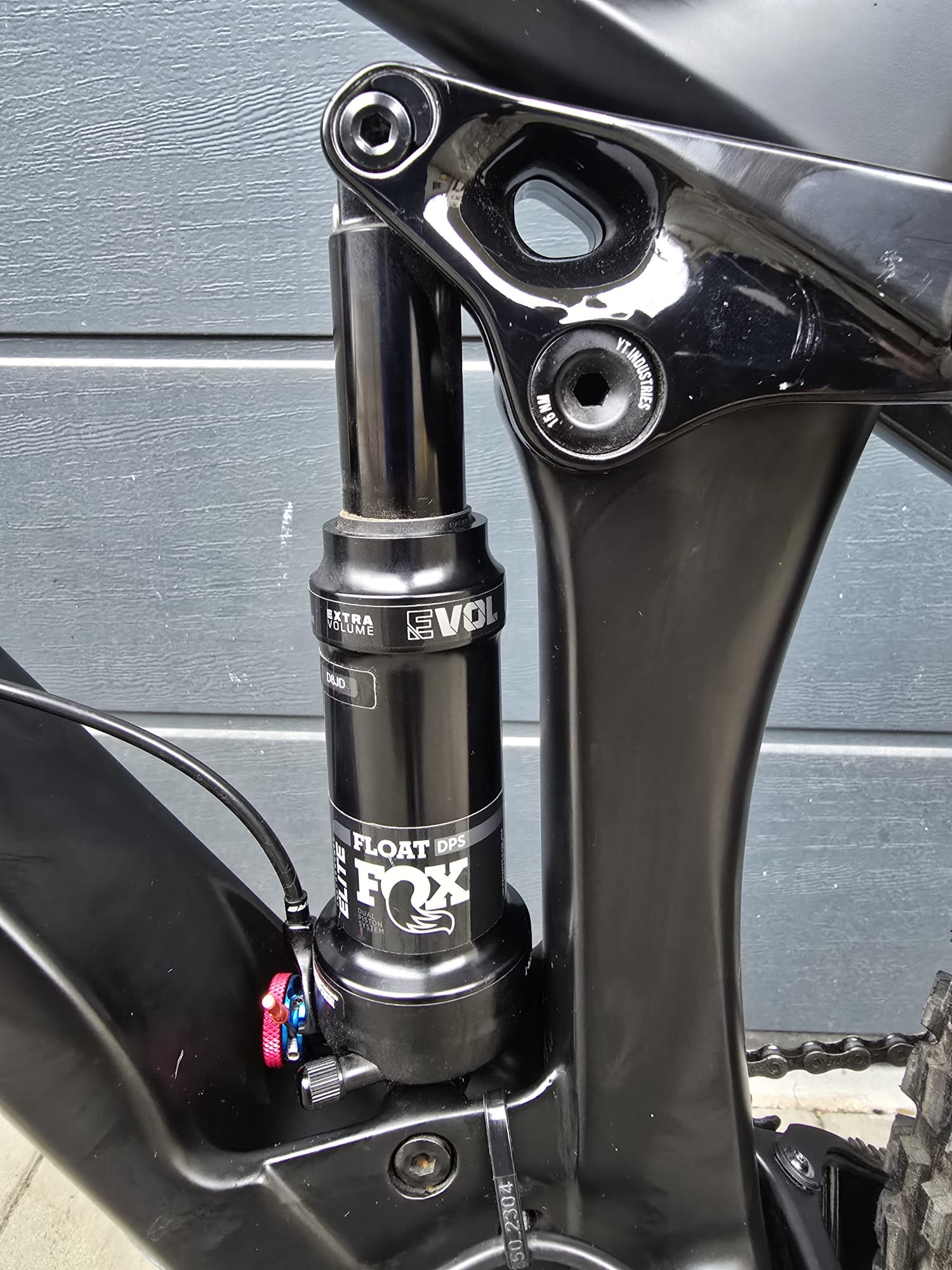 YT Izzo Carbon