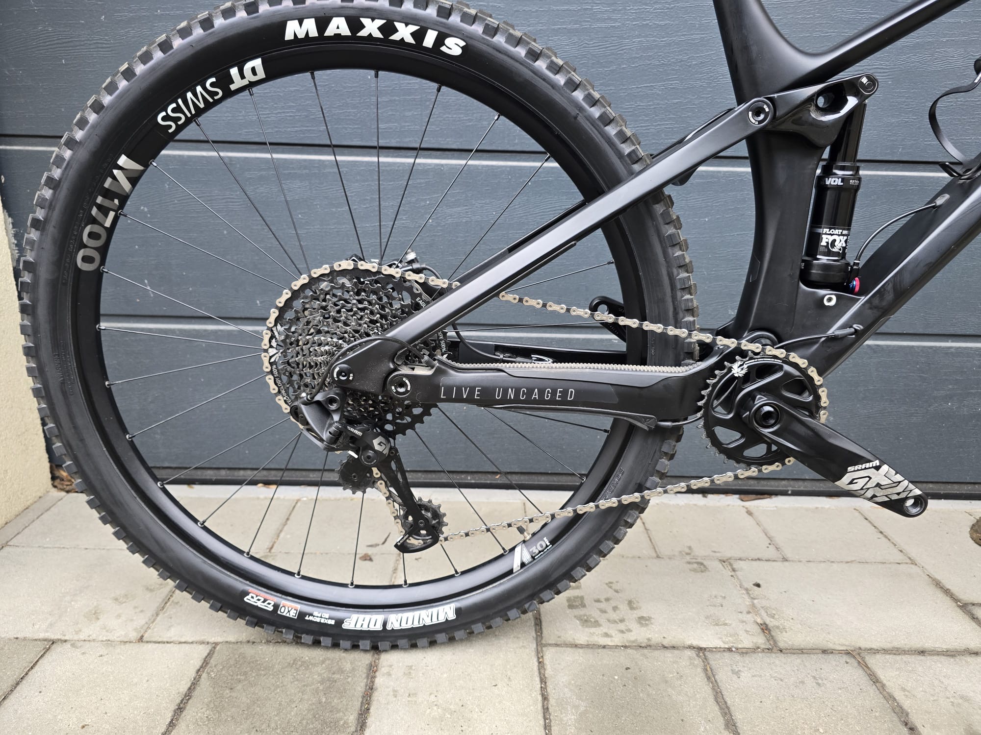 YT Izzo Carbon Mountain Bike - Medium - Image 7