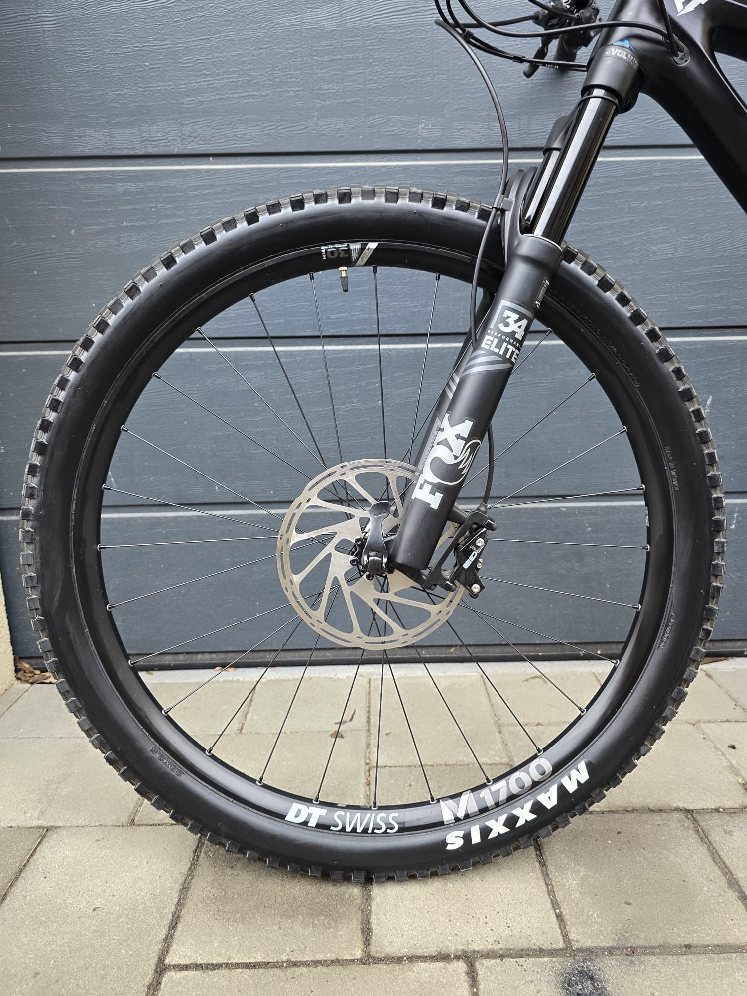 YT Izzo Carbon